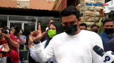 Bobby dan Kahiyang Memberikan...