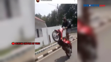 Remaja Atraksi di Jalan...