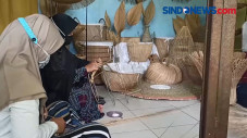 Ibu-Ibu Sulap Lidi Nipah...