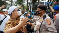 Polisi Melakukan Tindakan...