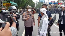 Membandel, Brimob Pukul...