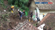 Petugas Gabungan Masih...