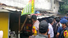 Pencopotan Atribut FPI...