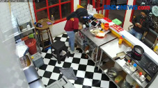 Video CCTV, Karyawan...