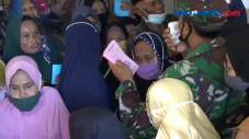 Ratusan Emak-emak Berdesakan...