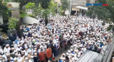 Ribuan Jamaah Padati...