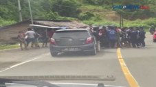 Korban Gempa Berebut...