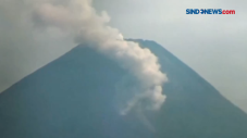 Gunung Merapi Keluarkan...