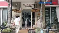 Tiba di Rumah Duka,...