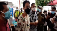 Gibran Tinjau Vaksinasi...