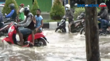 Terjangan Banjir Lumpuhkan...