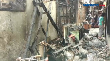 Rumah Terbakar, Warga...