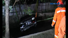 Mobil Masuk Sungai di...