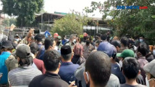 Ratusan Warga Kembali...
