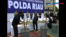 Polda Riau Musnahkan...