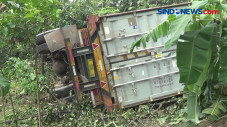 Truk Bermuatan Sarung...