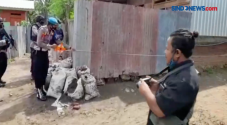Polisi Geledah Rumah...