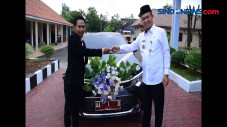 Pengantin Gunakan Mobil...