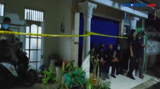 Polisi Geledah Rumah...