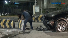 Mobil Mewah Tabrak Pembatas...
