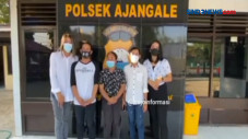 Sejumlah Pemuda Bangunkan...