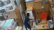 Aksi Pria Curi Ponsel...
