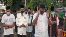 Warga Surabaya Salat...