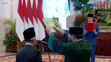 Jokowi Lantik Mendikbudristek,...