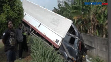 Truk di Cengkareng Terperosok...