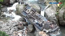 Truk Terjun ke Sungai,...