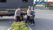 Unjuk Rasa Tuntut Gubernur...
