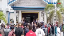 Calon Penumpang Kapal...