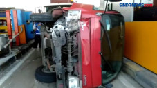 Truk Tabrak Truk, Gerbang...