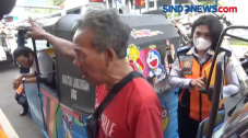 Adu Mulut Petugas dengan...