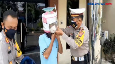 Pengendara Motor Gunakan...