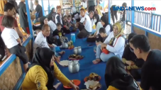 Menikmati Nasi Liwet...