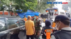Parkir di Bahu Jalan...