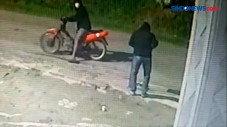 Dorong Motor, Dua Pemuda...
