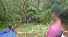 Sebuah Bus Truk Terjun...