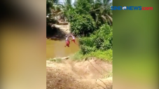 Viral! Siswa SD Sebrangi...