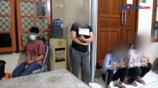 Gerebek Kamar Kos, Petugas...