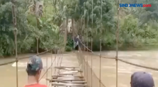 Jembatan Rusak, Warga...