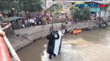 Minibus Terjun ke Sungai,...