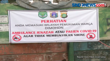 Warga Memasang Spanduk...