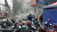 Sebuah Angkot Terbakar...