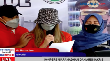 Sambil Menangis, Nia...