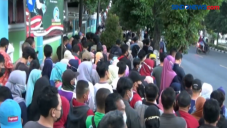 Warga Berdesak-Desakan...