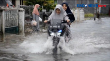 Warga Terobos Banjir...
