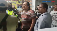 Viral, Petugas Kalah...