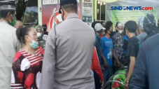 Puluhan warga jemput...
